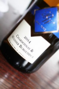 Wir stellen Ihnen den Wein des Monats im Restaurant Haus Schmitz in Kerpen. Es ist der Chardonnay und Weisser Burgunder vom Weingut Peth und Wetz.