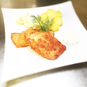 Fischessen im Restaurant haus Schmitz am Aschermittwoch in Kerpen. Das Bildzeigt einen Backfisch mit Kartoffeln.