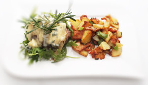 Im Restaurant Kerpen Haus Schmitz gibt es ab jetzt das Frühjahr Spezial. Frische Roastbeef vom Lavasteingrill mit Blauschimmelkäse überbacken.