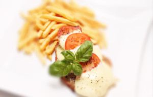 Schnitzel „Toskana“ mit Tomaten und Mozzarella überbacken!