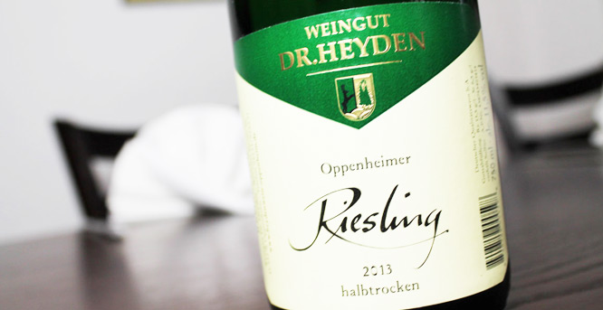 Der Riesling vom Weingut Dr. Heyden passt hervorragend zu den Rievkoche rheinischer Art bei uns im Restaurant.