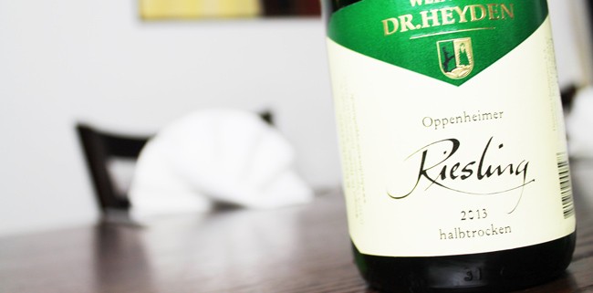 Das Restaurant Haus Schmitz in Kerpen stellt in unregelmäßigen Abständen Weine vor. Der vorgestellt Riesling kommt aus Rheinhessen und ist vom Weingut Dr. Heyden. 