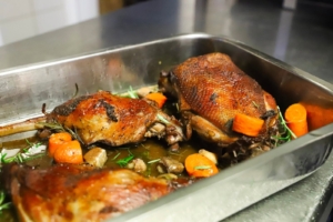 Knusprig gebratene Gänsekeule und Gänsebrust mit Gemüse in Kerpen bei Köln